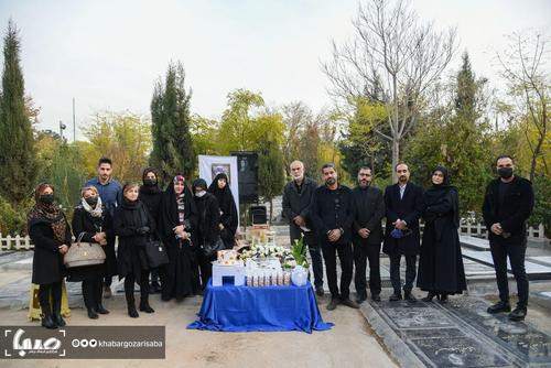 تصاویری از جشن تولد آزاده نامداری بر سر مزارش