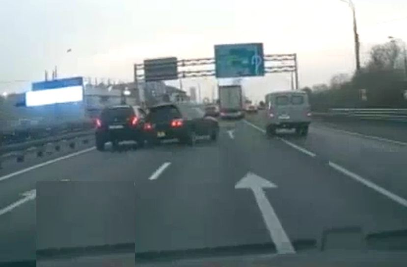 ویدئو| واژگونی وحشتناک لندکروز پس از برخورد با گاردریل ویدئو| واژگونی وحشتناک لندکروز پس از برخورد با گاردریل
