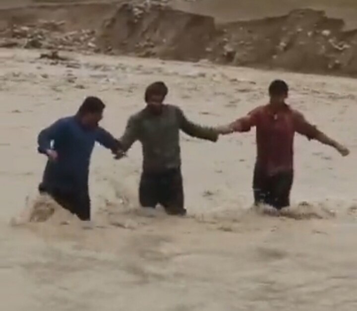 ویدئو| عبور معلمان برای رسیدن به مدرسه از دل رودخانه ویدئو| عبور معلمان برای رسیدن به مدرسه از دل رودخانه