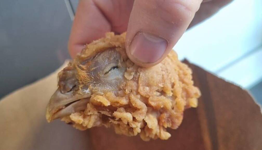 اتفاق وحشتناک در غذای رستوران معروف KFC +عکس اتفاق وحشتناک در غذای رستوران معروف KFC +عکس