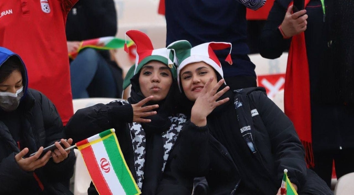 برخی خبرنگاران زن را به ورزشگاه آزادی راه ندادند! +عکس برخی خبرنگاران زن را به ورزشگاه آزادی راه ندادند! +عکس
