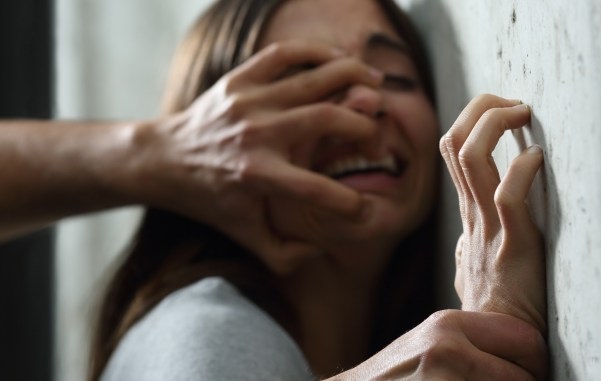 تجاوز وحشیانه به دختر ۱۹ ساله در آرایشگاه زنانه تجاوز وحشیانه به دختر ۱۹ ساله در آرایشگاه زنانه