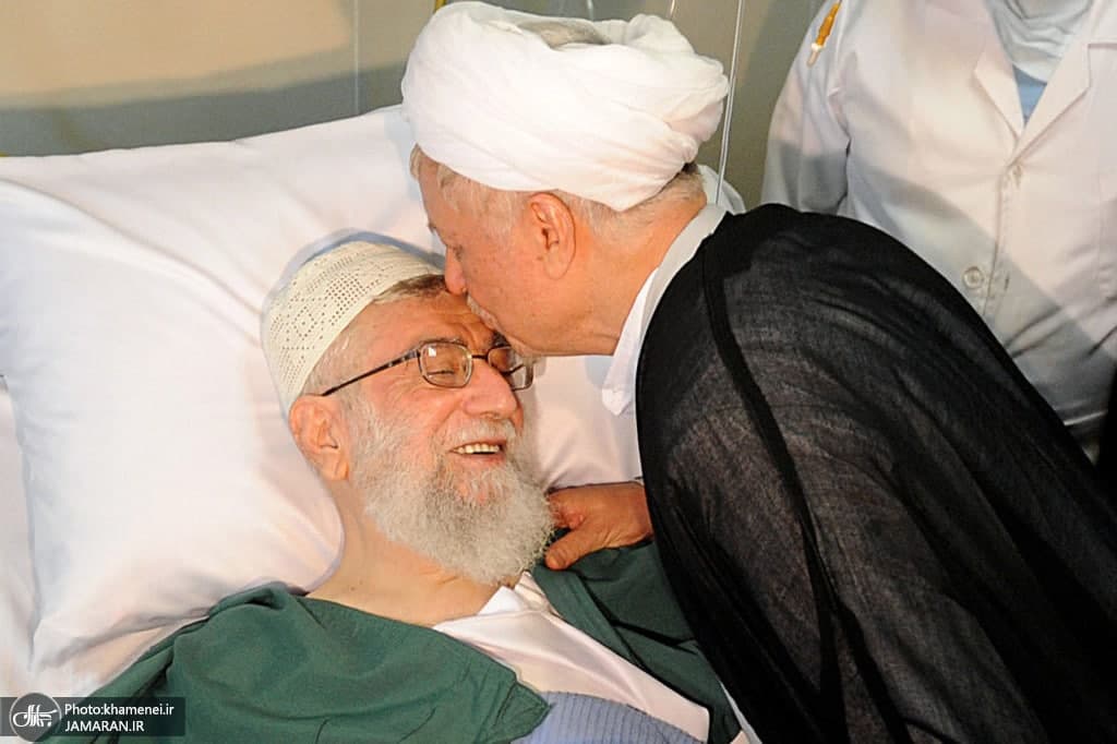 عکس| بوسه هاشمی رفسنجانی به پیشانی رهبر انقلاب عکس| بوسه هاشمی رفسنجانی به پیشانی رهبر انقلاب