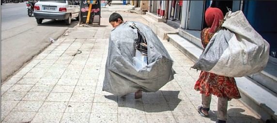 وقتی نان زن و بچه از لای زباله سر سفره میآید/ زبالهگرد: نان این کار شرف دارد به خفتگیری و دزدی وقتی نان زن و بچه از لای زباله سر سفره میآید/ زبالهگرد: نان این کار شرف دارد به خفتگیری و دزدی