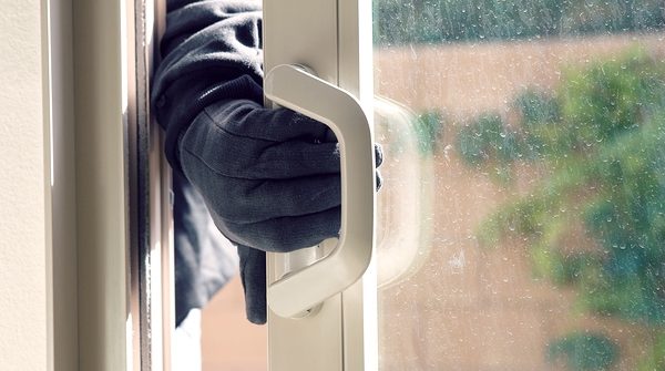 پسر جوان دزد اسیدی گاو صندوقها بود پسر جوان دزد اسیدی گاو صندوقها بود