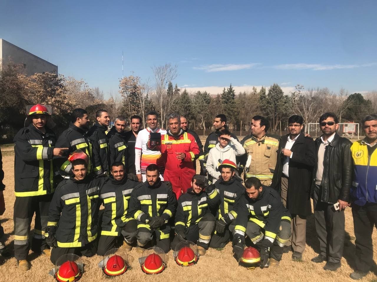 عکس| عادل فردوسی‌پور در جمع آتش‌نشان‌ها به خاطر پلاسکو