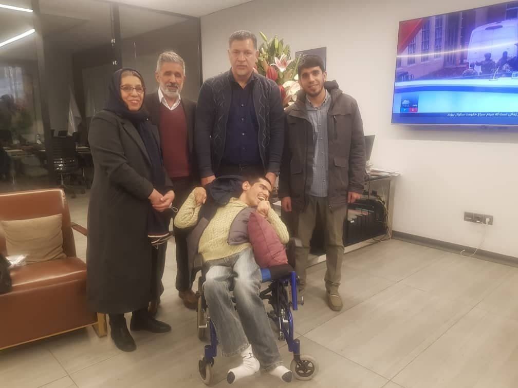 عکس| سورپرایز ویژه علی دایی برای جوان معلول عکس| سورپرایز ویژه علی دایی برای جوان معلول