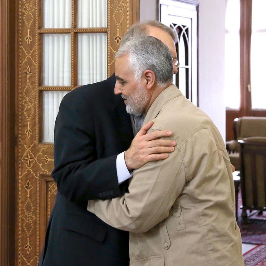 عکسی که لاریجانی از روبوسی با سردار سلیمانی منتشر کرد