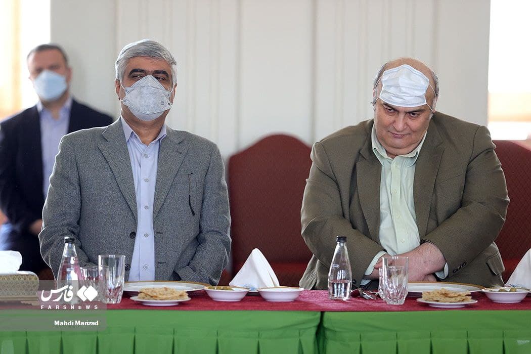 عکس| ماسک‌زدن عجیب نماینده مجلس جنجالی شد!