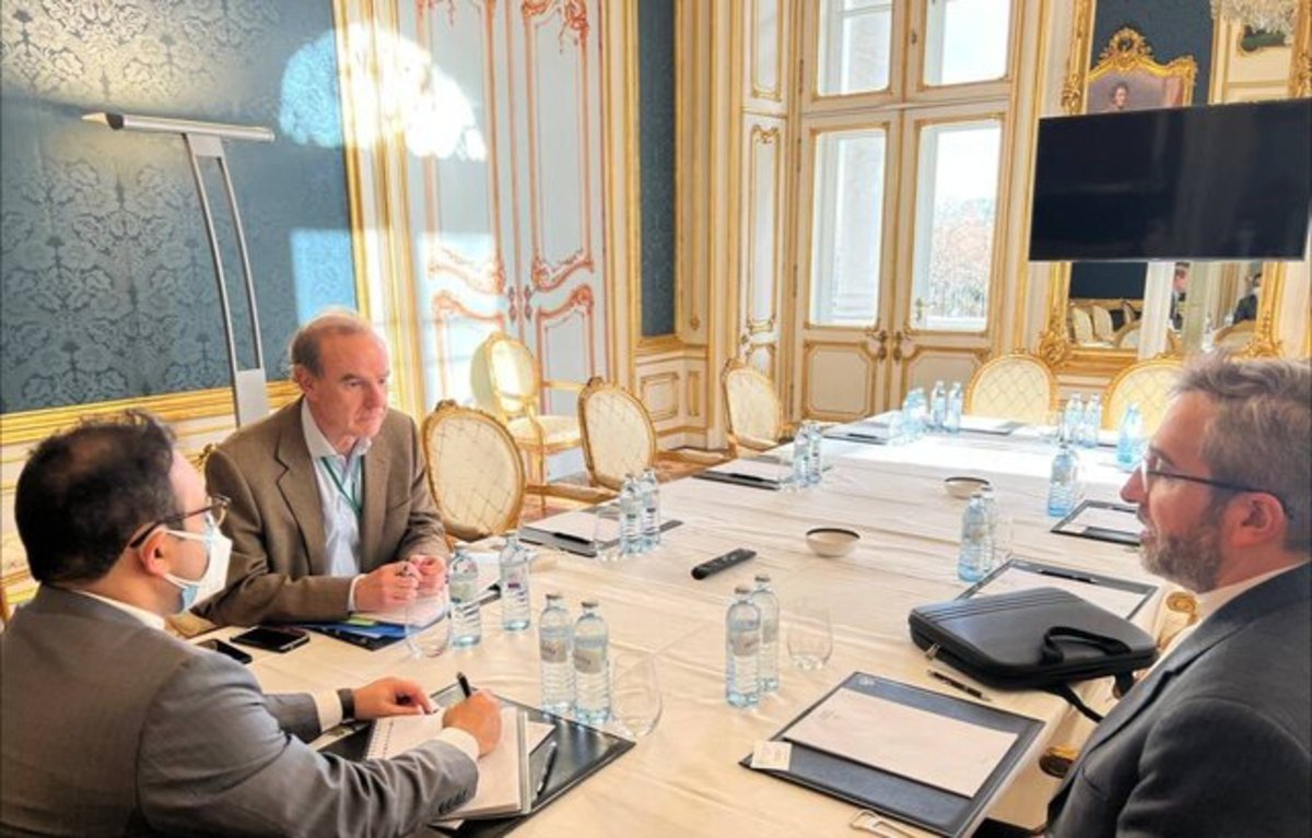 آغاز دور هشتم مذاکرات با دیدار باقری و مورا برای لغو تحریم‌ها