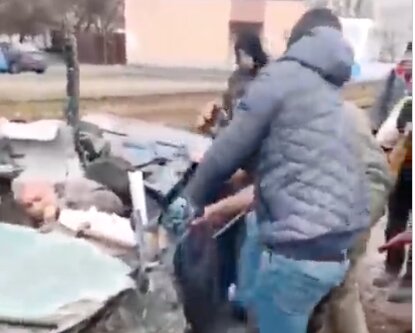 ویدئو| کمک مردم برای بیرون آوردن راننده اوکراینی که توسط تانک زیر گرفته شد