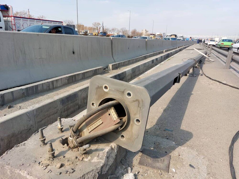 سارقان معتاد به پیچ‌های تیر چراغ برق هم رحم نکردند! +عکس