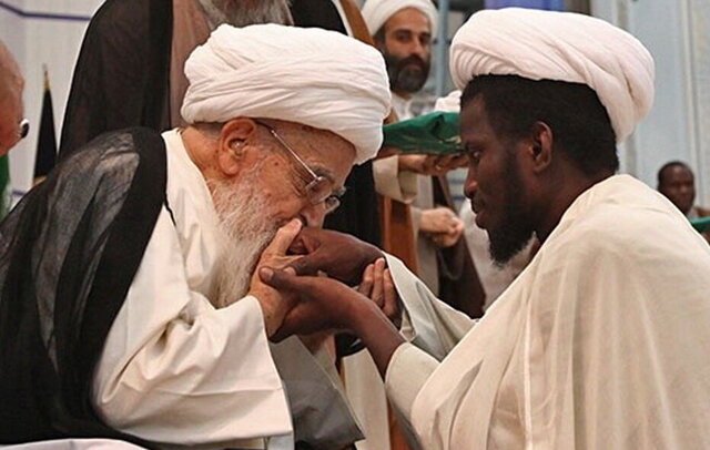 بوسه بر دست طلبه آفریقایی توسط آیتالله صافی گلپایگانی بوسه بر دست طلبه آفریقایی توسط آیتالله صافی گلپایگانی