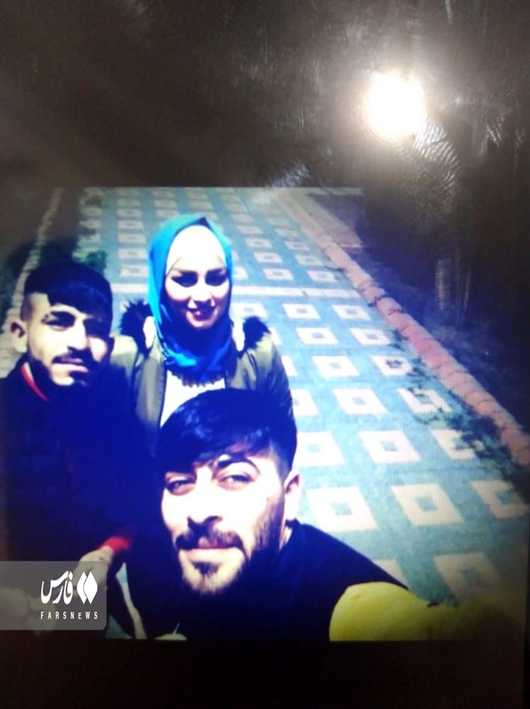 تصویری از مرد سوری و پسر عمویش در کنار غزل حیدرنوا