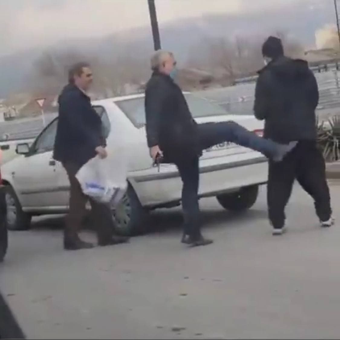 ویدئو| رفتار زشت مامور شهرداری تبریز با لگد زدن به دستفروش معلول