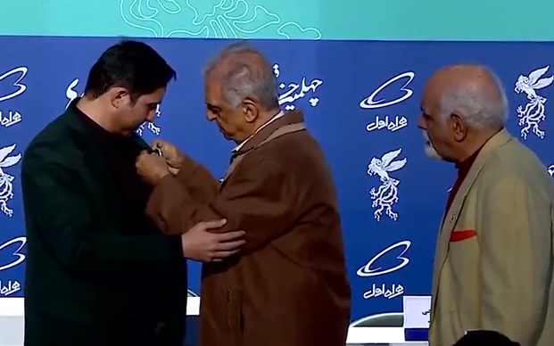 ویدئو| تجلیل خلبانان از مربی تیم ملی در جشنواره فجر