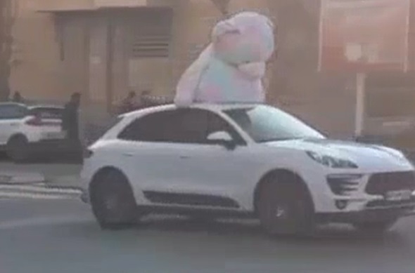 ویدئو| کادوی عجیب ولنتاین روی سقف پورشه! ویدئو| کادوی عجیب ولنتاین روی سقف پورشه!