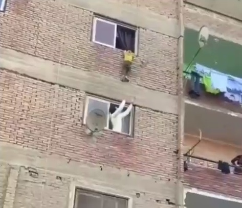 ویدئو| نجات یک کودک در حال سقوط از طبقه سوم توسط دو جوان ویدئو| نجات یک کودک در حال سقوط از طبقه سوم توسط دو جوان