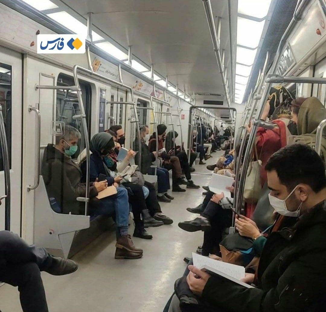 عکس| ‏کتاب‌خوانی در متروی تهران