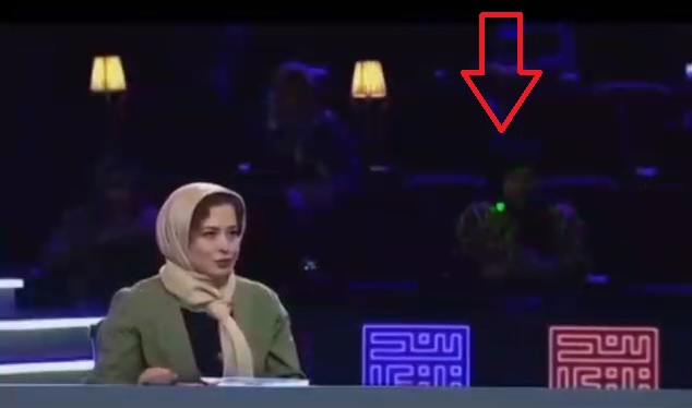 ویدئو| تذکر لیزری وسط مسابقه به خاطر پوشش تماشاگر! ویدئو| تذکر لیزری وسط مسابقه به خاطر پوشش تماشاگر!