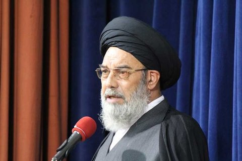 امام جمعه اصفهان: حجاب هم مثل بستن کمربند اجباری است