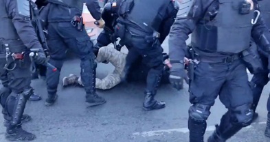 ویدئو| رفتار خشن پلیس ضدشورش روسیه با مخالفان جنگ