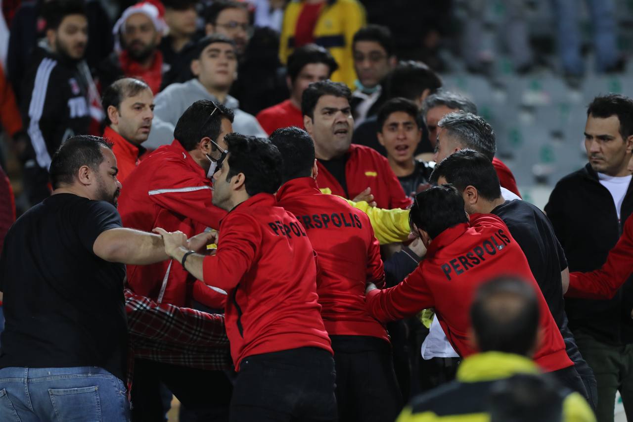تصاویر| بزن بزن هواداران پرسپولیس روی سکو