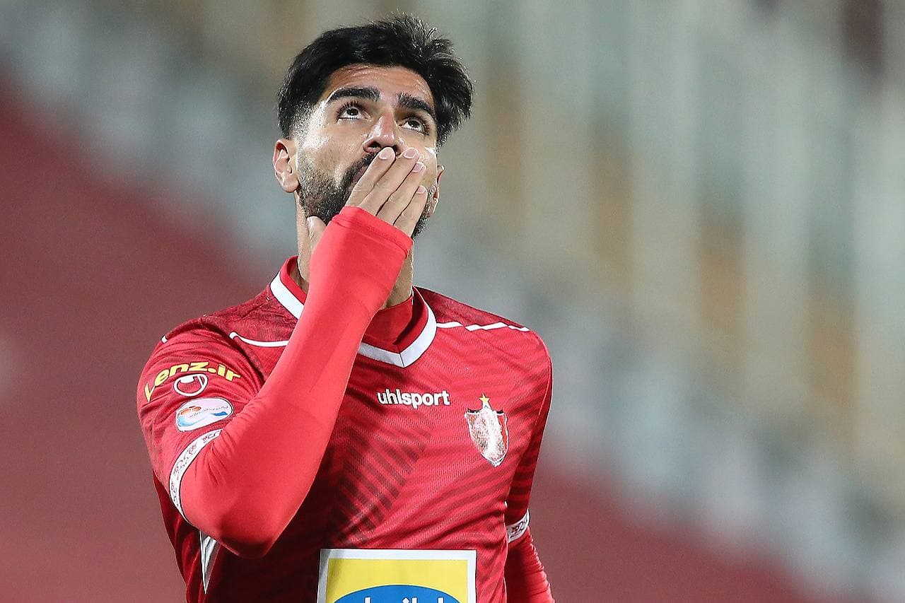 پدرخوانده فوتبال هافبک پرسپولیس را برای جدایی وسوسه کرد!