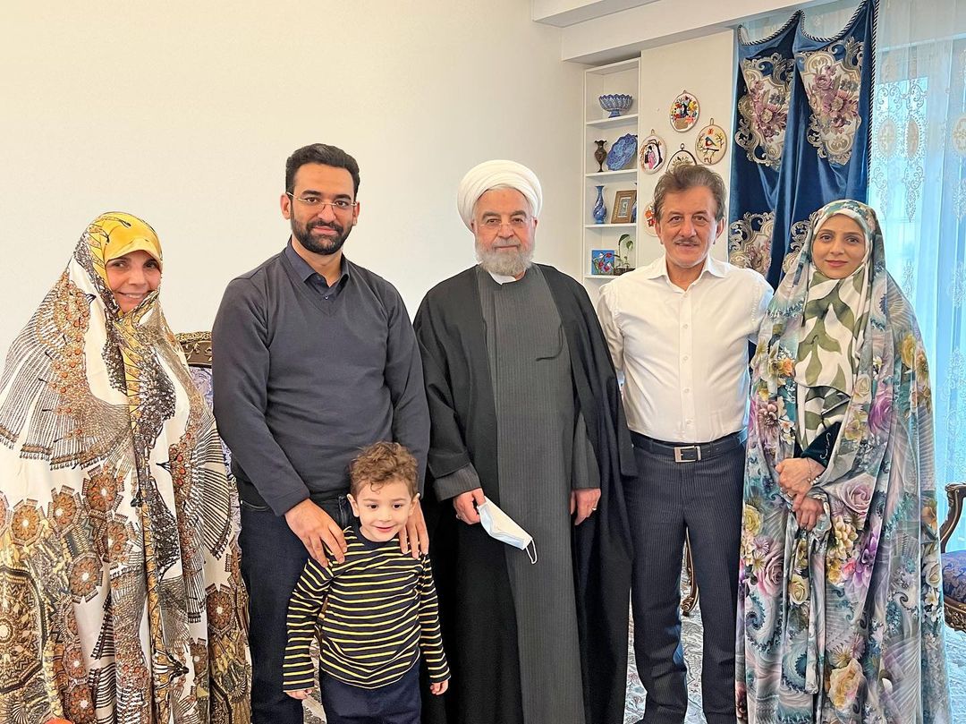 روحانی فاصلهاش را از عرصه سیاسی کم نمیکند روحانی فاصلهاش را از عرصه سیاسی کم نمیکند