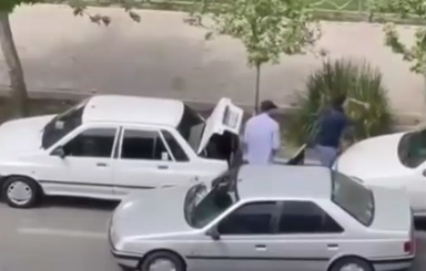 ویدئو| سرقت عجیب از یک خودرو با قمه!