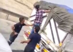 ویدئو| راهزنی جدید در جاده‌های جنوبی: سرقت بار کامیون‌ها در روز روشن!