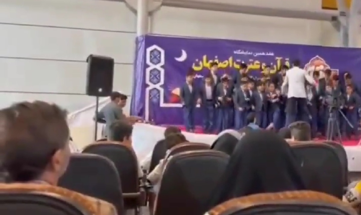 ویدئو| لحظه سقوط گروه تواشیح از روی سن در نمایشگاه اصفهان ویدئو| لحظه سقوط گروه تواشیح از روی سن در نمایشگاه اصفهان