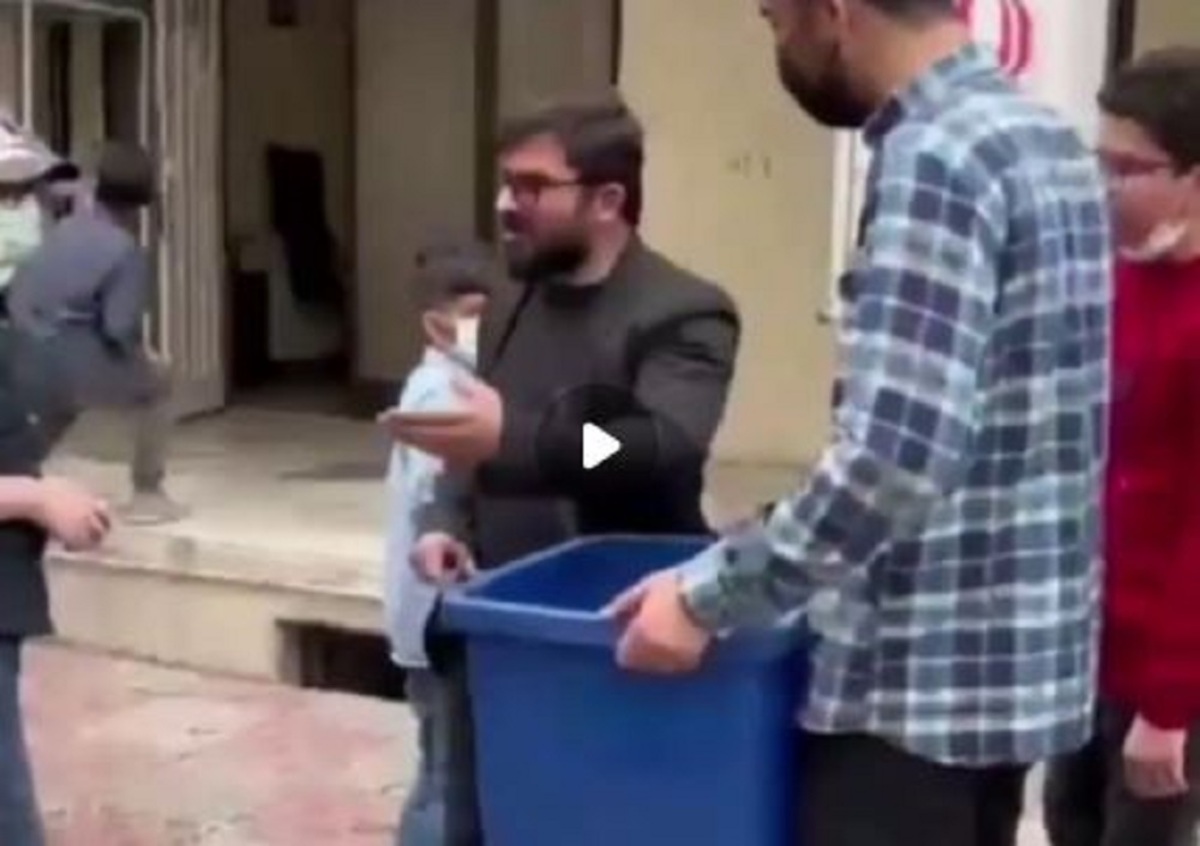 ویدئو| شیوه عجیب یک معلم برای دلجویی از دانش ‌آموزان با قیچی کردن مویش!