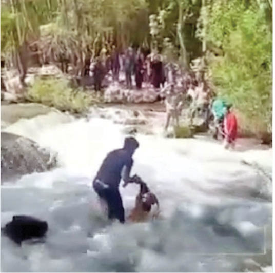 نجات دختر ۱۰ ساله از غرق شدن حتمی/ پس از بهبود دخترک خانواده دوباره به کنار رودخانه برگشتند! +عکس