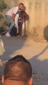 ویدئو| لحظه تلاش برای نجات زن خبرنگاری که به ضرب گلوله کشته شد! ویدئو| لحظه تلاش برای نجات زن خبرنگاری که به ضرب گلوله کشته شد!