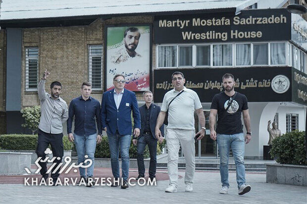 تیپ جنجالی علیرضا دبیر با تسبیح در کنار قهرمان کشتی فرنگی جهان! +عکس