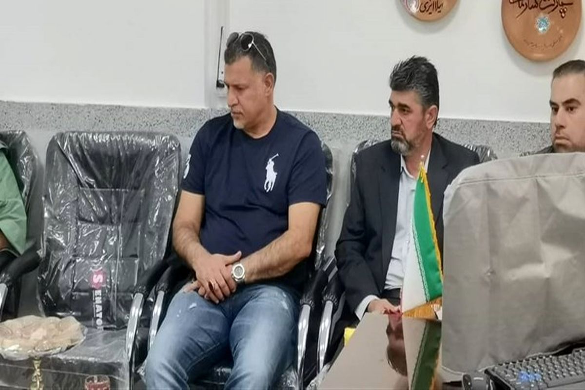 علی دایی در یک مدرسه روستایی