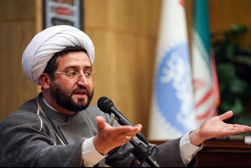 یک روحانی شب گذشته بازداشت شد