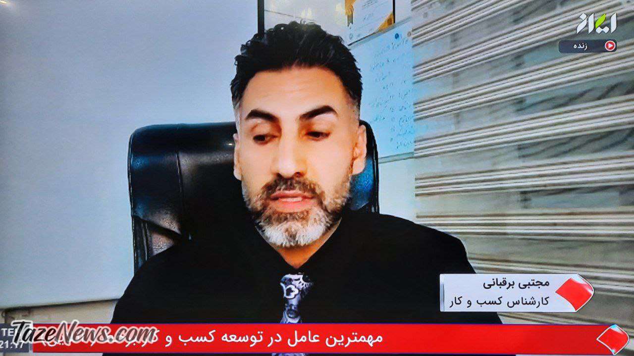 عکس عجیب مجری کراواتی در برنامه زنده تلویزیون!
