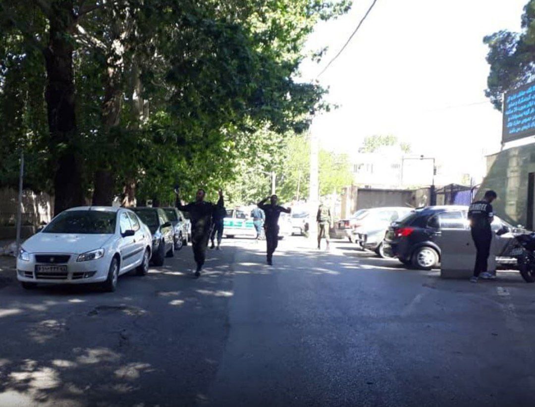 ویدئو| خنثی کردن نارنجک پرتابی گروگانگیر در ایلام توسط فرمانده انتظامی +اسامی کشتهشدگان ویدئو| خنثی کردن نارنجک پرتابی گروگانگیر در ایلام توسط فرمانده انتظامی +اسامی کشتهشدگان