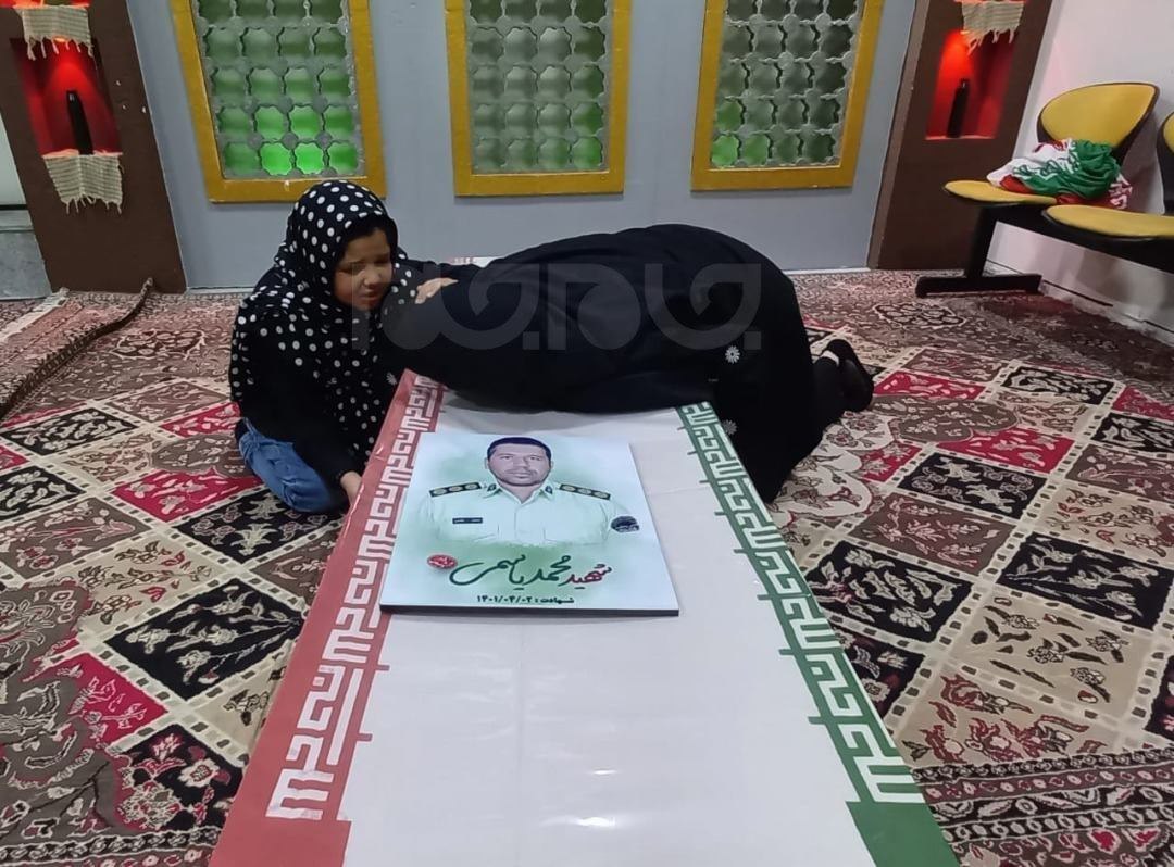 عکس تلخ از ۲ دختر شهید یاسمی در کنار پیکر پدر