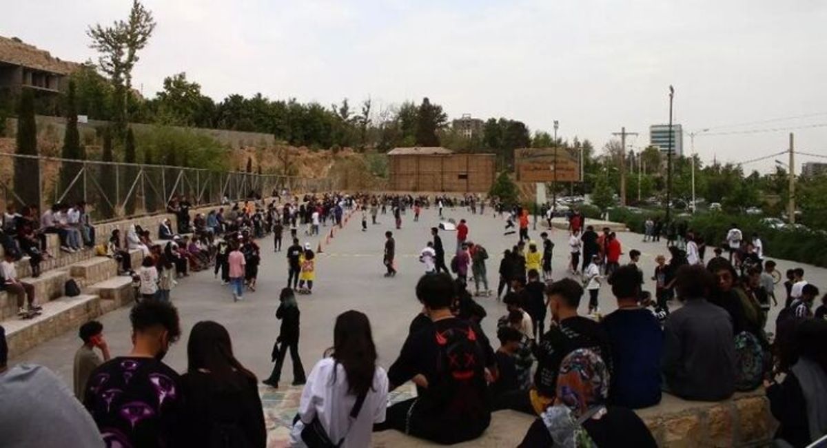 روزنامه همشهری: دختران شیرازی که کشف حجاب کردند ضدانقلاب نیستند روزنامه همشهری: دختران شیرازی که کشف حجاب کردند ضدانقلاب نیستند
