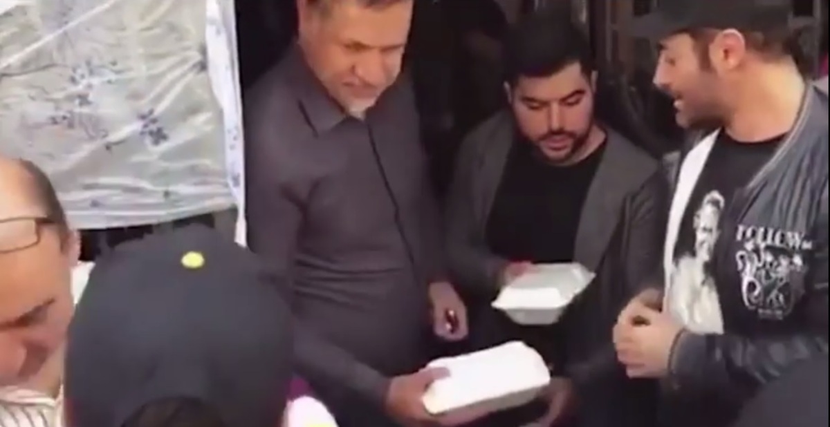 ویدئو| نذری دادن علی دایی و حضور بیرانوند در مراسم گلمالی در روز عاشورا ویدئو| نذری دادن علی دایی و حضور بیرانوند در مراسم گلمالی در روز عاشورا