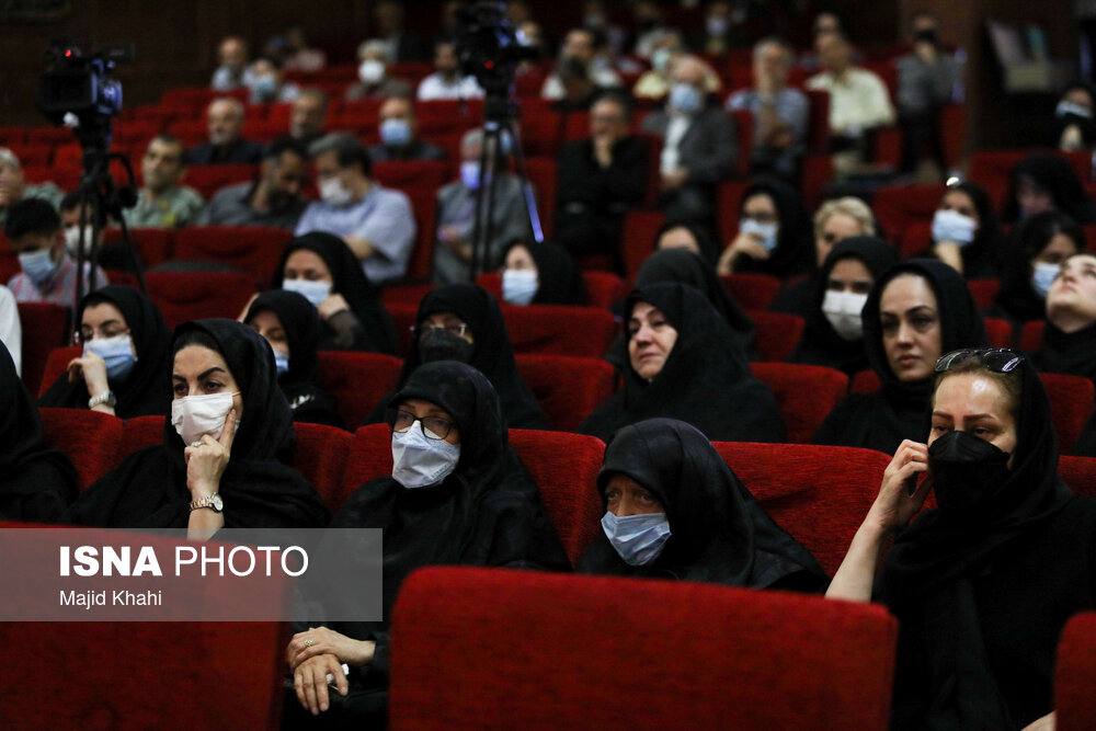 تصاویری تلخ از مراسم اولین سالگرد درگذشت مهشاد کریمی و ریحانه یاسینی
