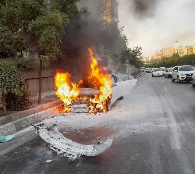 آتش گرفتن ناگهانی یک بنز در بزرگراه؛ خودرو بطور کامل سوخت! +تصاویر