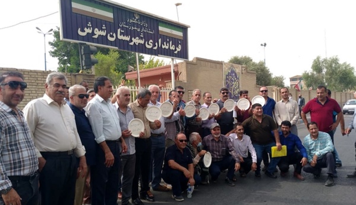 تجمع بازنشستگان در برخی شهرها برای سفرههای خالی تجمع بازنشستگان در برخی شهرها برای سفرههای خالی