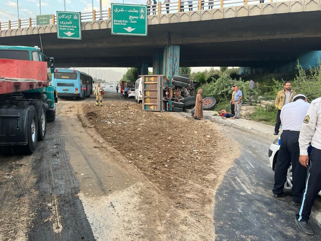 دو حادثه بزرگ در بزرگراه امام علی؛ تصادف مینی‌بوس با عابر پیاده باعث چپ کردن کامیون شد! +عکس