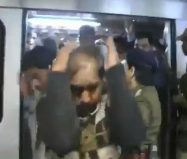 ویدئو| کتک‌خوردن مردانی که سوار واگن زنان شدند!