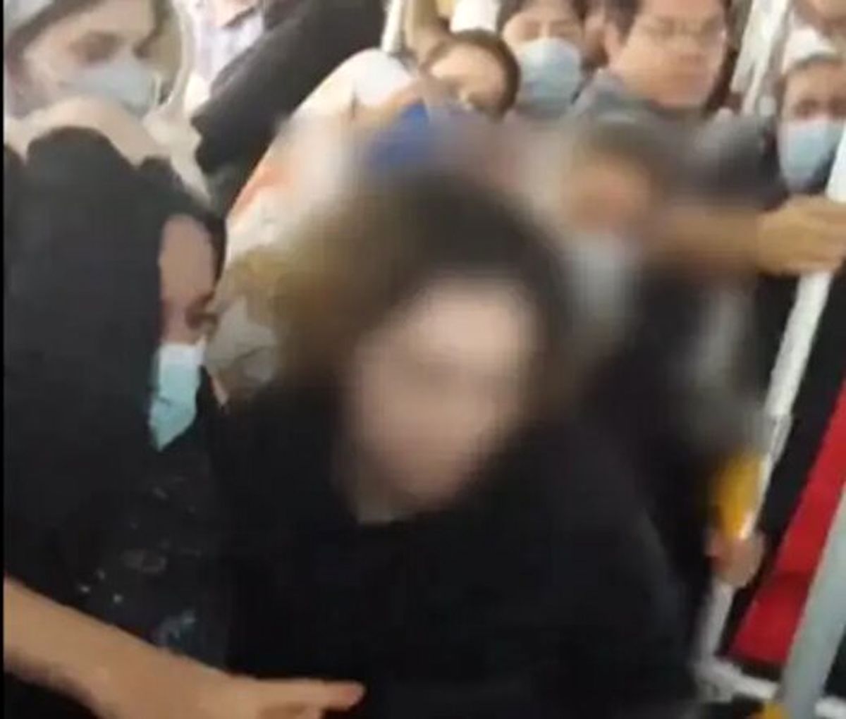 جمهوری اسلامی: همین روسریهای نصف و نیمه شدند پرچم دفاع از حجاب! جمهوری اسلامی: همین روسریهای نصف و نیمه شدند پرچم دفاع از حجاب!