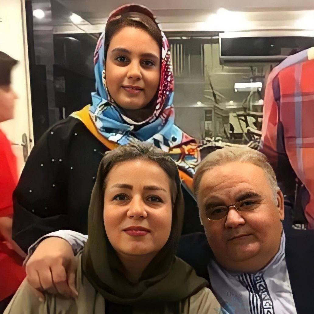 عکس خانوادگی اکبر عبدی با همسر و دخترش